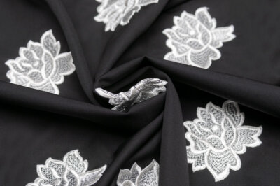 イタリア 輸入生地<BR>ピュアウール・グログラン<br>フローラル・エンブロイダリー<br>スカラップ仕上げ<BR>20cm単位 生地・布(3583mr)