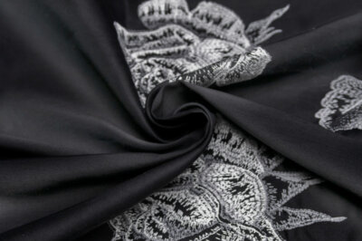 イタリア 輸入生地<BR>ウール・シルク・シャンタン<br>フローラル・エンブロイダリー<br>スカラップ仕上げ<BR>30cm単位 生地・布(3584mr)