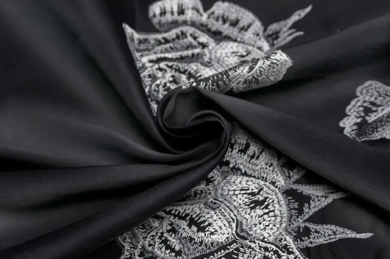 イタリア 輸入生地ウール・シルク・シャンタンフローラル・エンブロイ