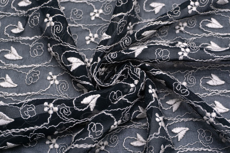 スイス 輸入生地<BR>ピュアシルク・シフォン<BR>フローラル・エンブロイダリー<BR>片側スカラップ仕上げ<BR>10cm単位 生地・布(f102) - 画像 (2)