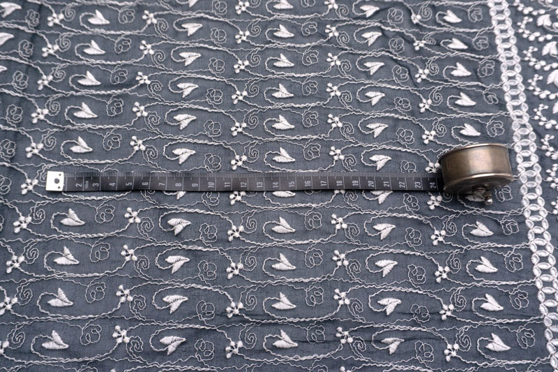 スイス 輸入生地<BR>ピュアシルク・シフォン<BR>フローラル・エンブロイダリー<BR>片側スカラップ仕上げ<BR>10cm単位 生地・布(f102) - 画像 (3)