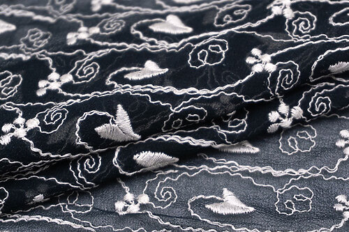 スイス 輸入生地<BR>ピュアシルク・シフォン<BR>フローラル・エンブロイダリー<BR>片側スカラップ仕上げ<BR>10cm単位 生地・布(f102)