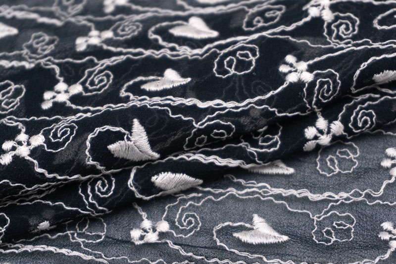 スイス 輸入生地<BR>ピュアシルク・シフォン<BR>フローラル・エンブロイダリー<BR>片側スカラップ仕上げ<BR>10cm単位 生地・布(f102)